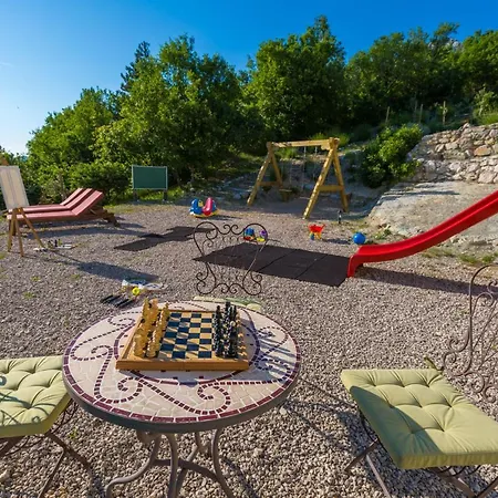 Villa Tribalj فيلة *