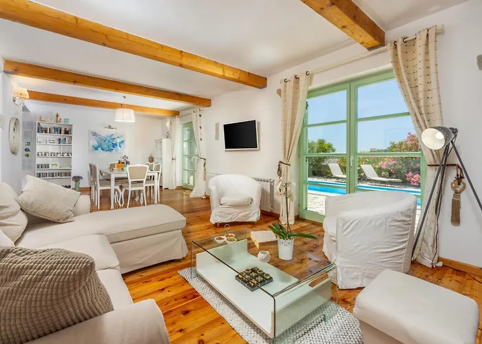 Villa Tribalj فيلة *
